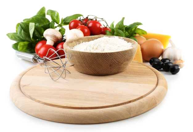 Kuchnia z drewnianym stołem i miską świeżych składników